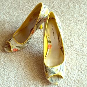 Yellow print heels