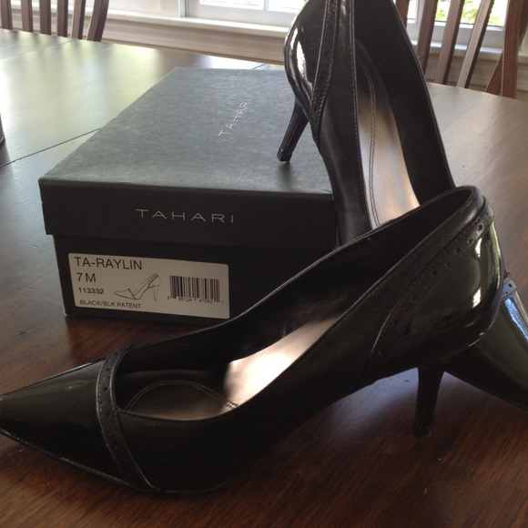 Tahari Raylin black patent pumps
