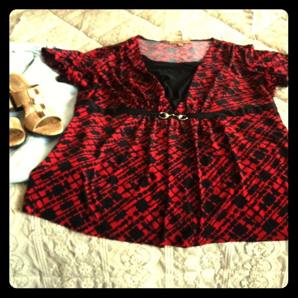 ❌SOLD IN BUNDLE❌ Red and Black Patterned Top