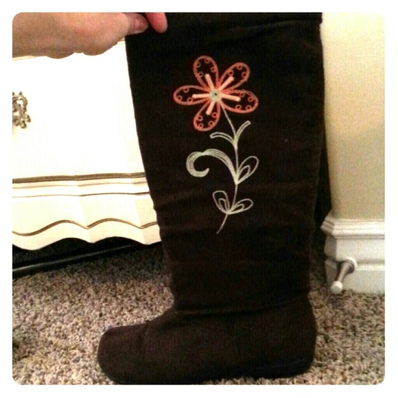 Dark brown suede boots with flower decal