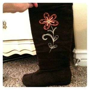 Dark brown suede boots with flower decal