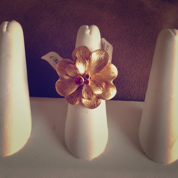 🔸SOLD🔸Lia Sophia ring size 7