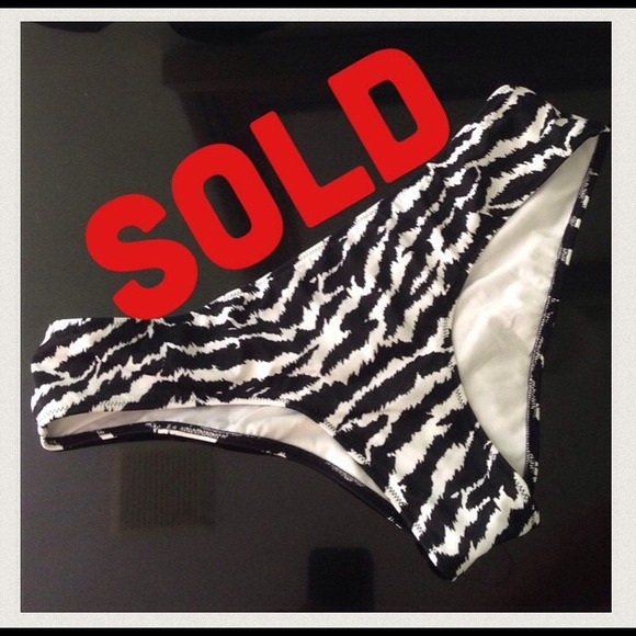 🆕Victoria's Secret zebra rouched cheeky bottom