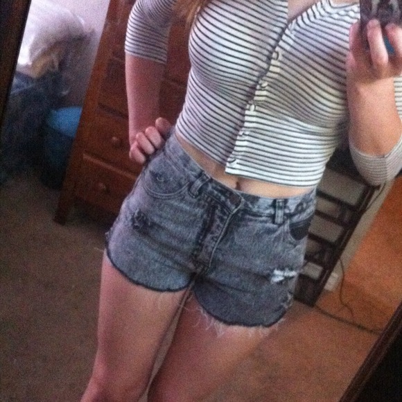 SOLD 🚫High Waisted destroyed shorts ❤️ - Picture 2 of 4