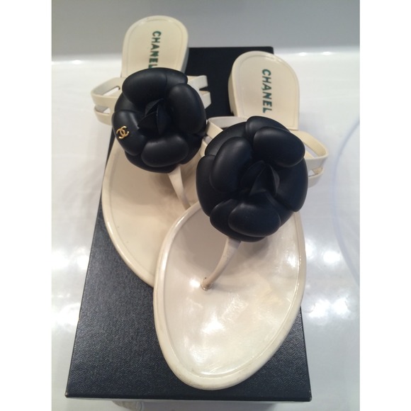 🚫SOLD LOCALLY🚫 CHANEL CAMELLiA FLiP FLOPS - Picture 2 of 4