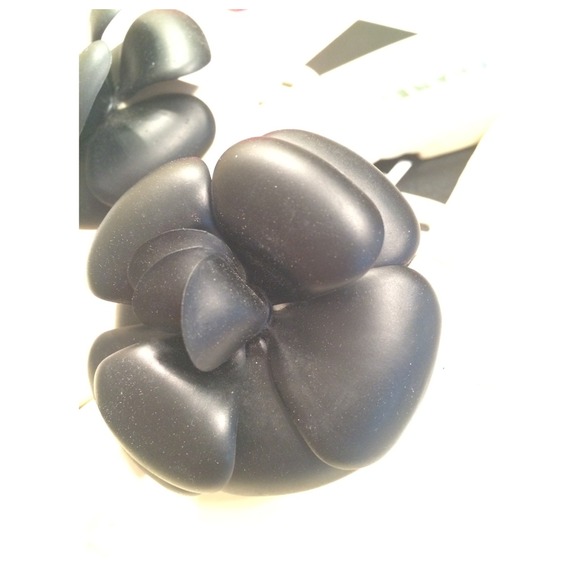 🚫SOLD LOCALLY🚫 CHANEL CAMELLiA FLiP FLOPS - Picture 4 of 4