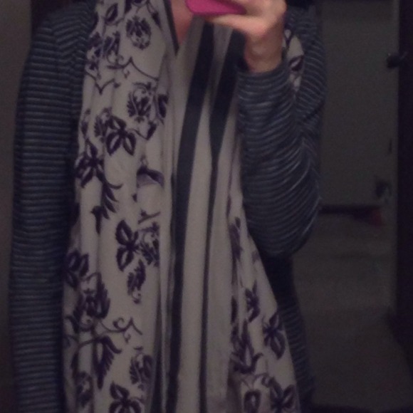 Leigh & Luca New York Accessories - NWT Leigh & Luca New York Scarf, made by hand