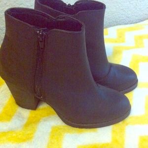 ✨ Short black booties! ❤️