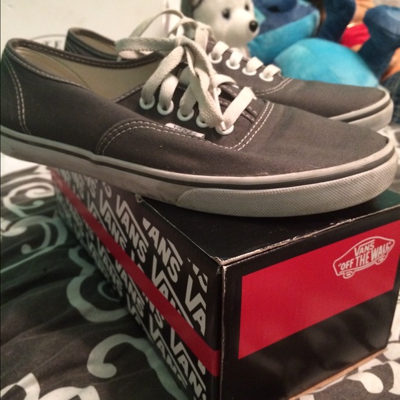 Still available gray authentic vans ! 🌸🌸🌸