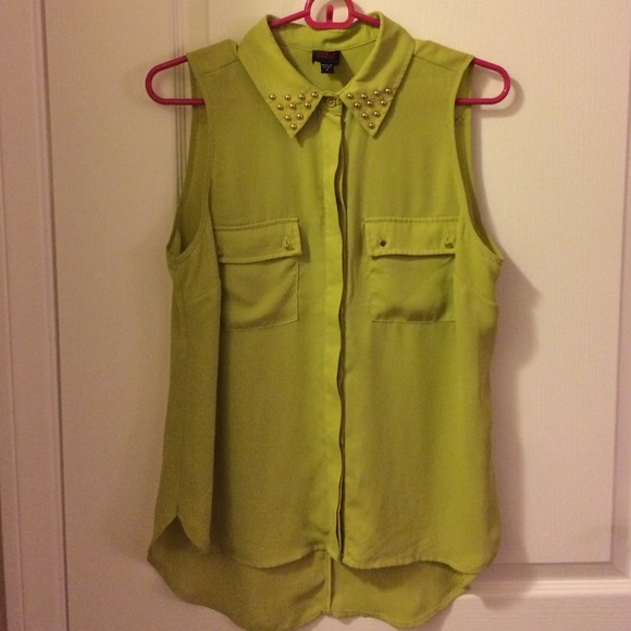2b Bebe lime green shirt