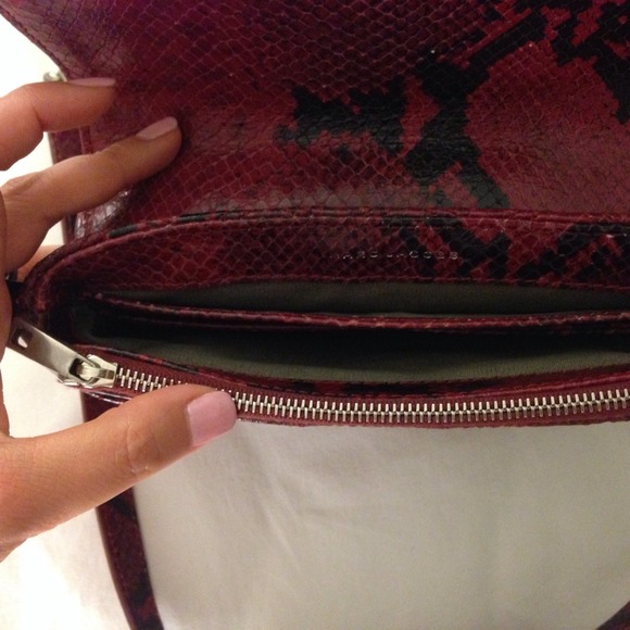 Dark red cross body original Marc Jacobs purse! - Picture 3 of 3