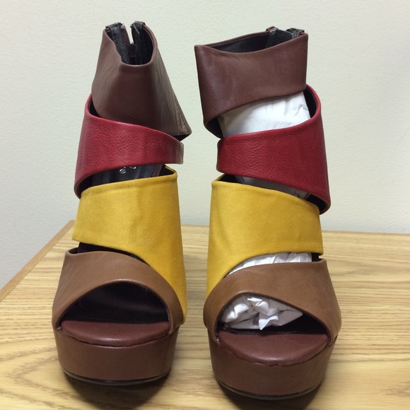 Peep toe bootie