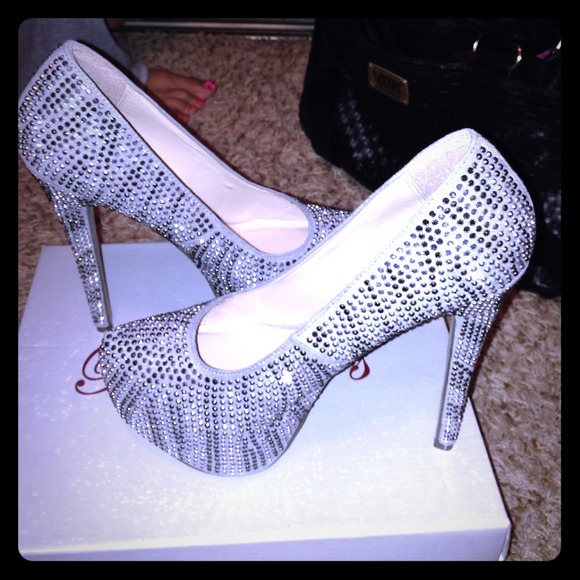 Sexy sparkly pumps! 💢SALE💢 $150👉$135
