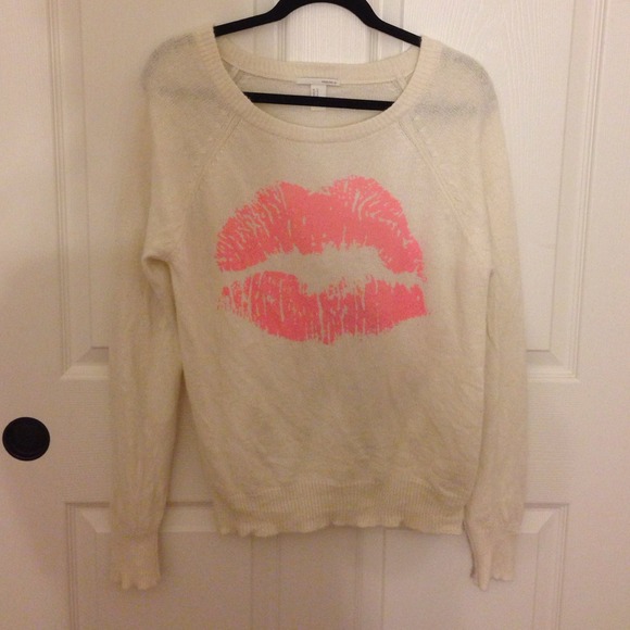❌SOLD❌Cream and coral kiss lips sweater - Picture 1 of 1