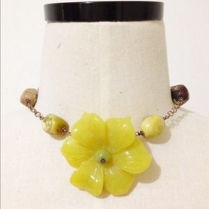 Yellowish-Green Stone Flower Choker Necklace