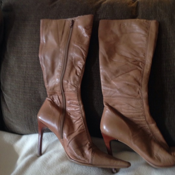 Beautiful BCBG tan boots size 7.5