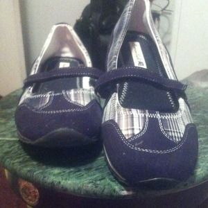 Cute black and white flats!