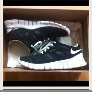Nike Free Runs 2.🌟🌟 Sale of the Day!!🌟🌟bundle