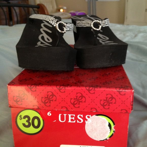 Guess flip flops 🌴💖