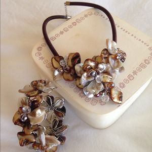 Necklace and bracelet in brown shells