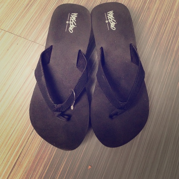 Been worn once for a costume mossimo flip flops