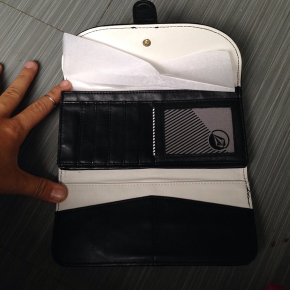 Brand new volcom wallet - Picture 2 of 2