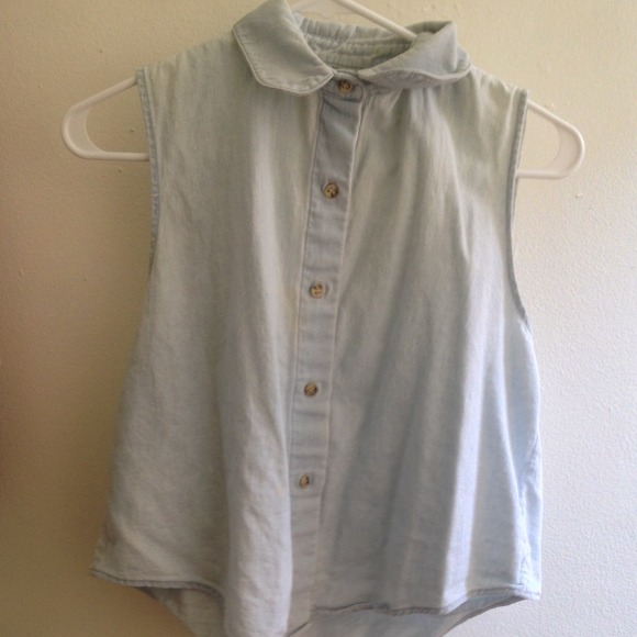 🚫🚫SOLD🚫🚫 ! Denim sleeveless crop button -up