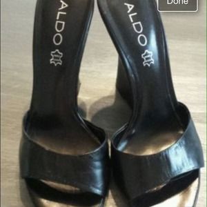 Size 9(euro 39)  sexy  Black Aldo wedges.