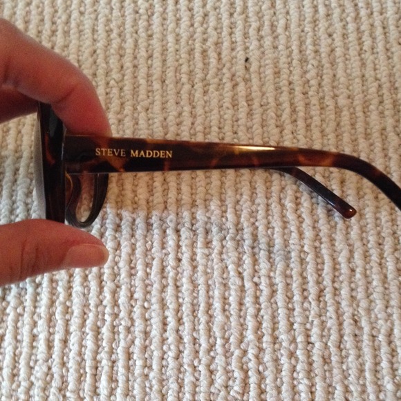 SOLD Tortoise Steve Madden Sunglasses - Picture 2 of 3