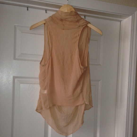 Super cute light deep neck tank - Picture 2 of 3