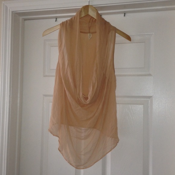 Super cute light deep neck tank - Picture 3 of 3