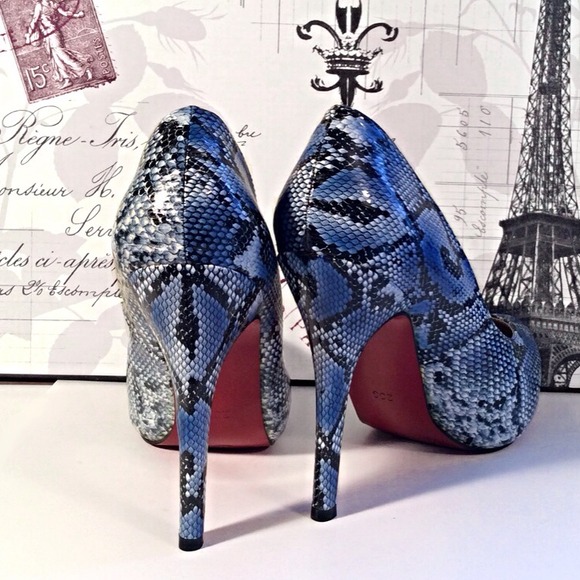 🎉Host Pick🎉 Blue Snakeskin Platform Pumps - Picture 3 of 4