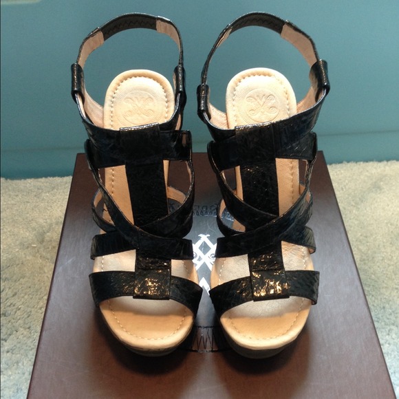 New in box Modern Vintage black wedges size 6