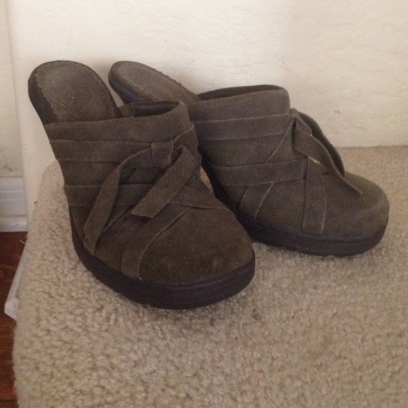 Adorable army green suede heals NWOT