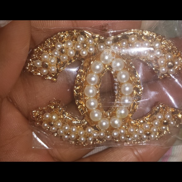 Gold/pearl brooch