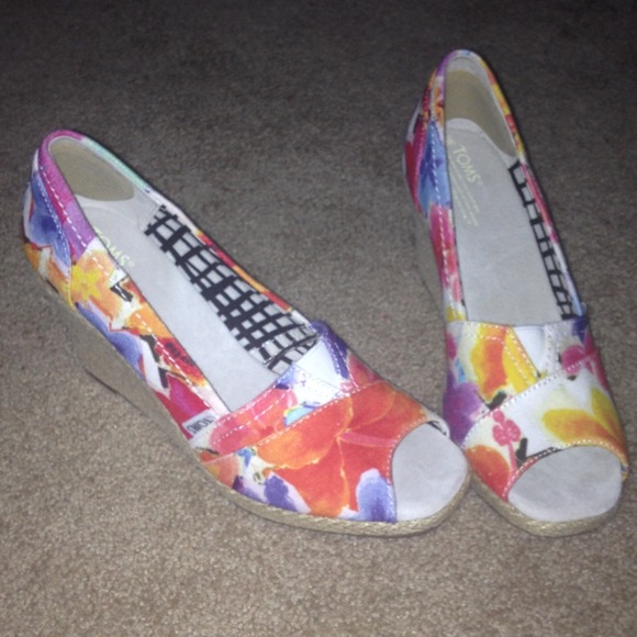 TOMS floral wedges