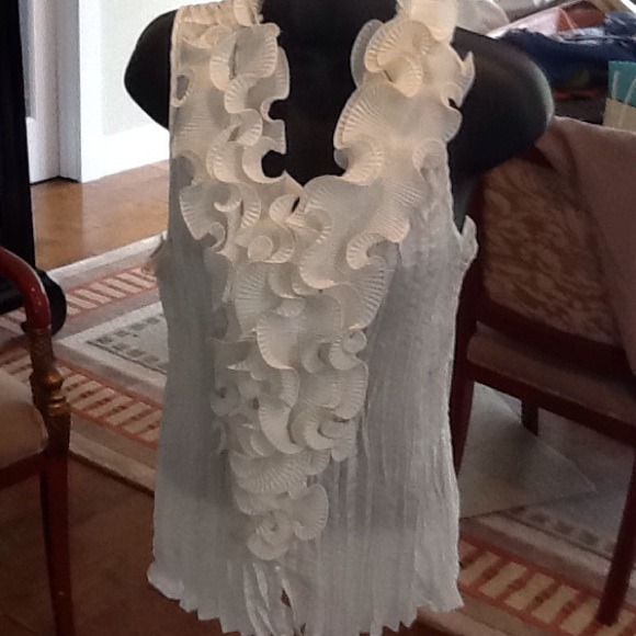 Darling little crinkley top.         SOLD