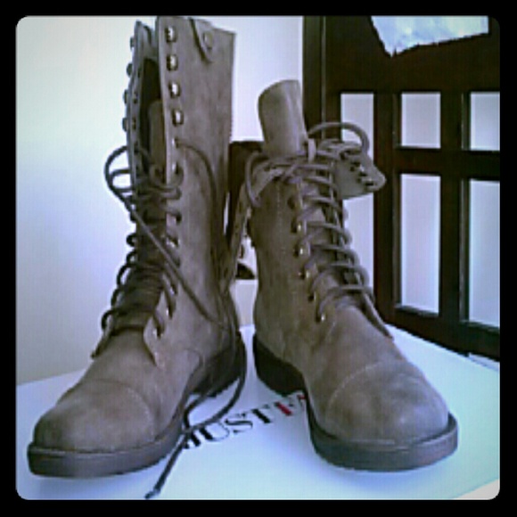 ***RESERVED***  Never worn combat boots with box