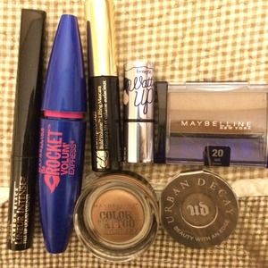 Estée Lauder palettes and makeup bundle