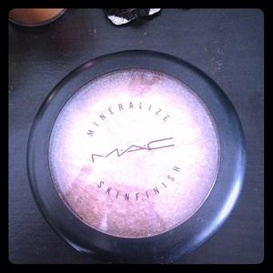 MAC-mineralized skinfinish. Barely used.