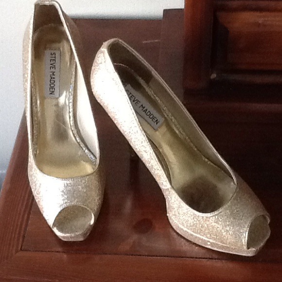 Stunning gold glitter Steve Madden heels