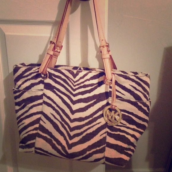 💥SOLD💥 MK Tiger Print Tote - Picture 1 of 4