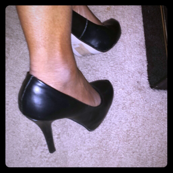 Black pumps