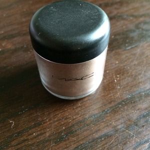 Mac pigment and straw hat bundle for natgallo