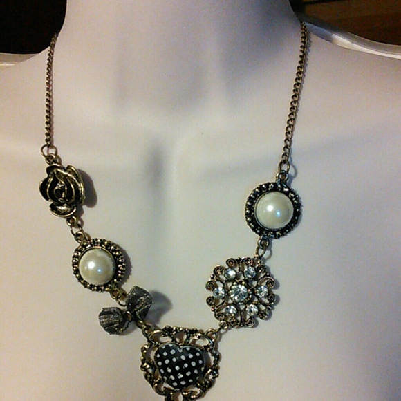 A cute Necklace set.