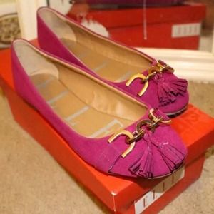 Adorable elle flats.