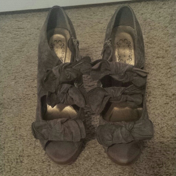 Never been worn. Size 7.5, Grey 5 inch heels. - Picture 2 of 3