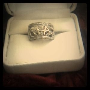 14k ring Lovely design white gold and diamonds