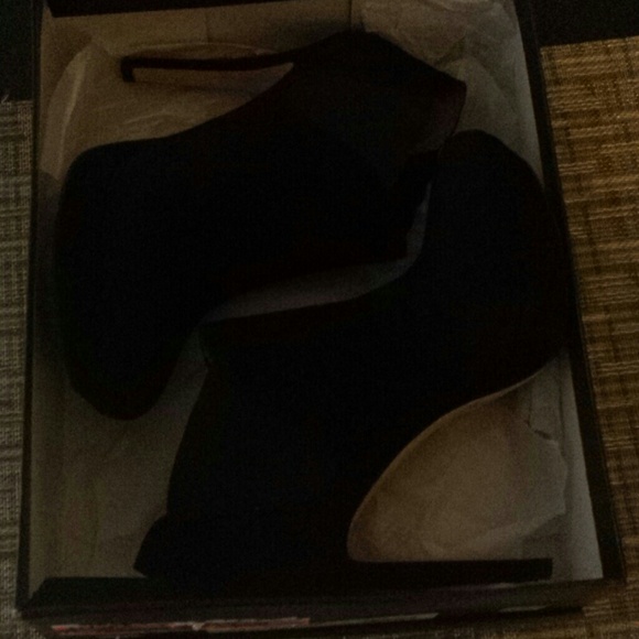 Shoes - Picture 4 of 4