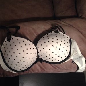 Victoria's Secret BRAND NEW 34 DD push up bra